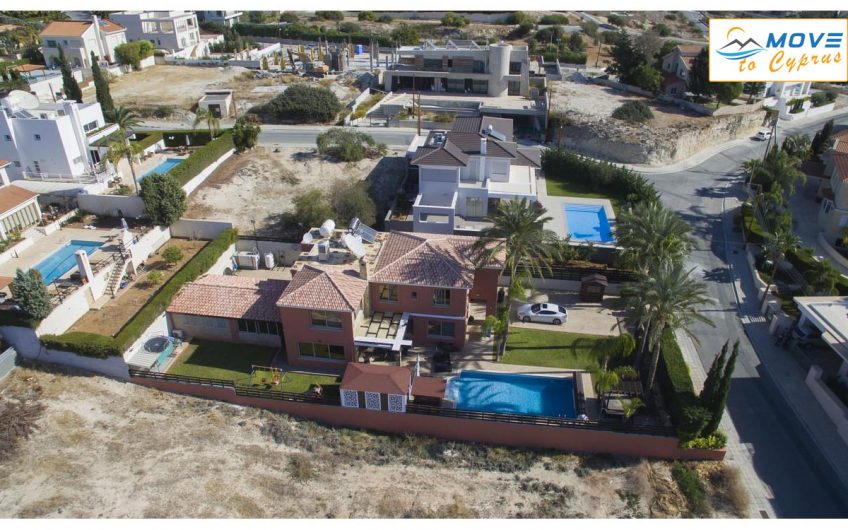 6 bedroom villa for sale in Agios Tychon